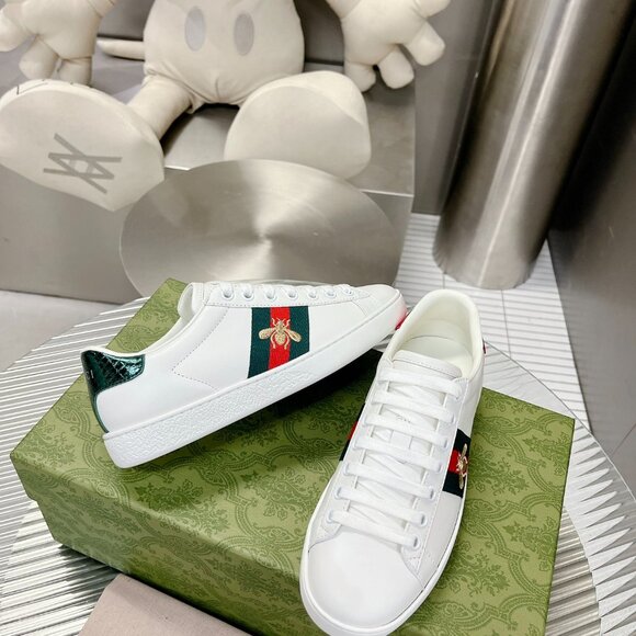 Gucci Ace Bee Embroidered White Leather Sneakers - Picture 6 of 6